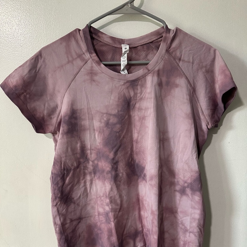 Lululemon Swiftly Tech Shirt in Marble Dye Vintage Plum, Size 12